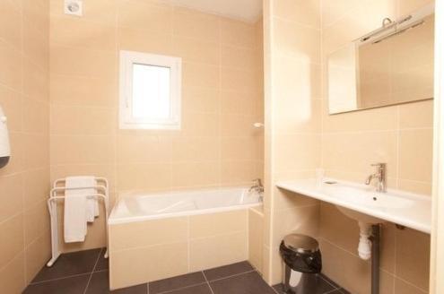 Hotel Fleur De Lys Hazebrouck Bagian luar foto