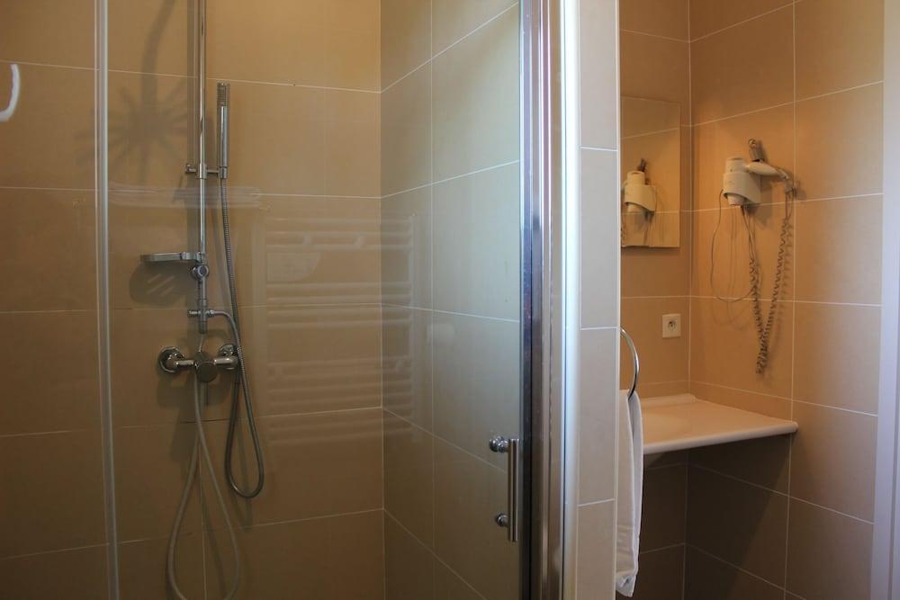 Hotel Fleur De Lys Hazebrouck Bagian luar foto